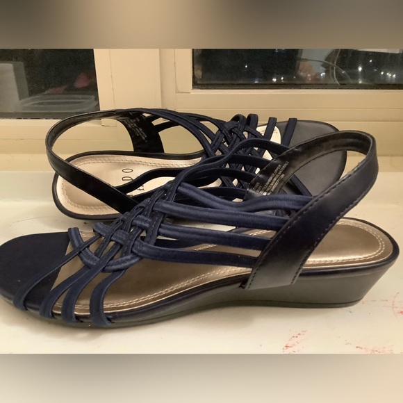 Comfortable sandals to wear for formal or informal attire - Picture 2 of 3